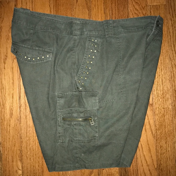 Green Linen Shorts - Picture 4 of 4